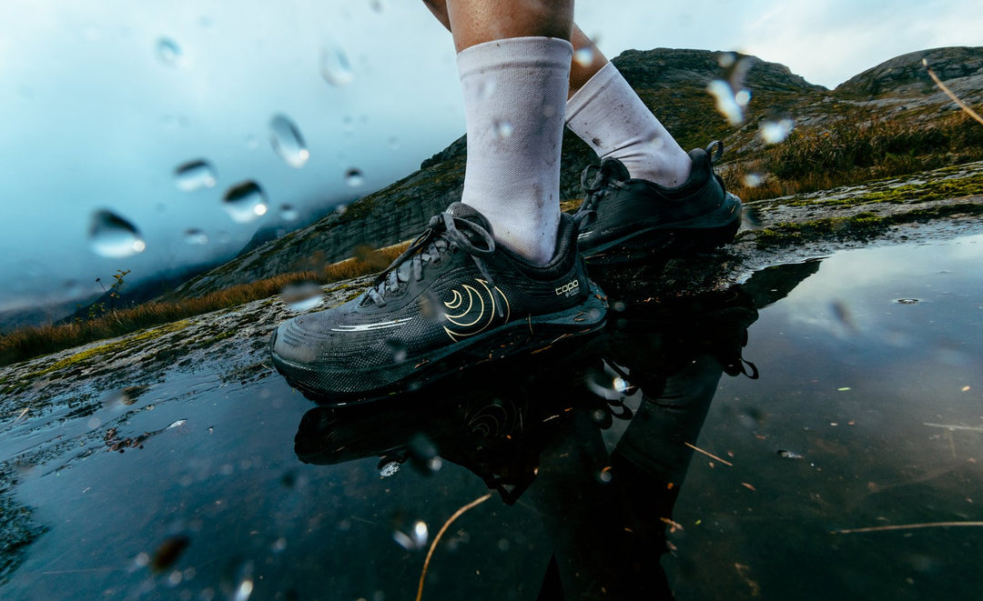 Topo Athletic Ultraventure 5 GTX i en vattenpöl på en berghäll