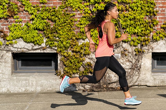 Löp effektivt, både i stan och ute i naturen. Natural running tar dig tillbaka till det naturliga stadiet av löpning 